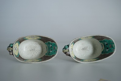 Een paar Chinese verte biscuit libation cups, 18/19e eeuw