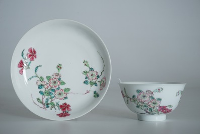 Une tasse et soucoupe en porcelaine de Chine famille rose, Yongzheng