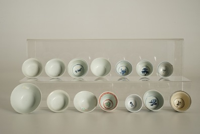 Quatorze bols et tasses en porcelaine de Chine bleu et blanc et wucai, Ming