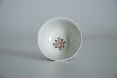 Une tasse et soucoupe en porcelaine de Chine famille rose, Yongzheng/Qianlong