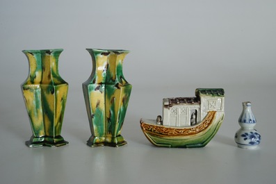 Une paire de vases de type &eacute;pinards et oeuf, un bateau en biscuit famille verte et un vase miniature, Kangxi