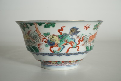 Un bol en porcelaine de Chine famille verte aux lions bouddhistes, Kangxi