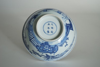 Een Chinese blauwwitte kom met een konijn, Chenghua merk, Kangxi/Yongzheng