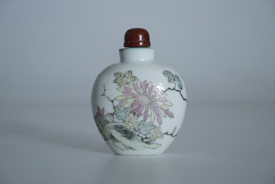 A Chinese qianjiang cai snuff bottle with calligraphy and flowers, 19/20th C.