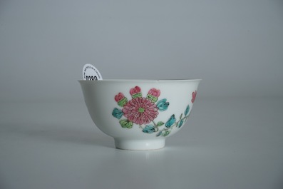 Une tasse et soucoupe en porcelaine de Chine famille rose, Yongzheng