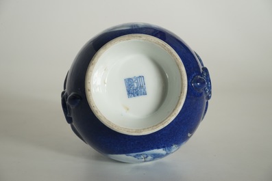 Un vase de forme hu en porcelaine de Chine &agrave; fond bleu poudr&eacute;, marque de Qianlong, 19/20&egrave;me