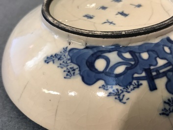 Une bo&icirc;te couverte en porcelaine de Chine bleu et blanc p&acirc;te tendre, marque de Kangxi, 19&egrave;me