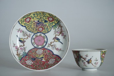 Une tasse et soucoupe en porcelaine de Chine famille rose, Yongzheng/Qianlong