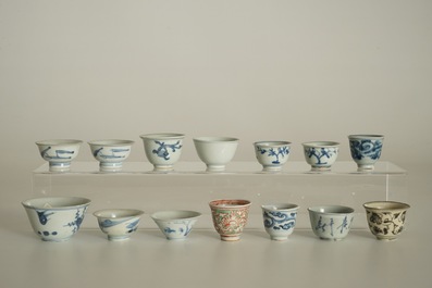 Quatorze bols et tasses en porcelaine de Chine bleu et blanc et wucai, Ming