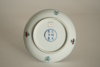 Een Chinees doucai bord met decor van herten, Chenghua merk, Yongzheng