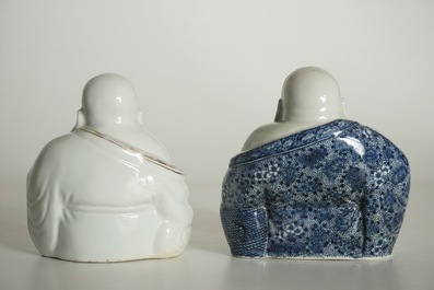 Deux mod&egrave;les de Bouddha en porcelaine de Chine polychrome et bleu et blanc, 19/20&egrave;me