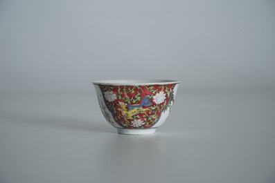 Une tasse et soucoupe en porcelaine de Chine famille rose, Yongzheng/Qianlong