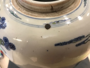 Un pot &agrave; gingembre en porcelaine de Chine doucai, Kangxi ou post&eacute;rieur