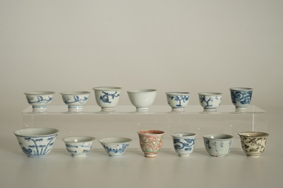 Fourteen Chinese blue and white and wucai bowls and cups, Ming