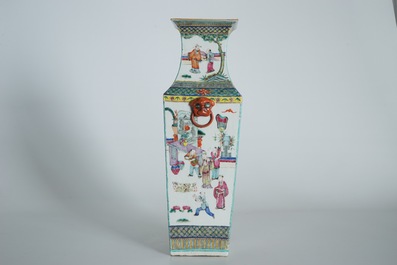 Een vierkante Chinese famille rose vaas met hofsc&egrave;ne, 19e eeuw