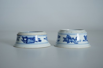 Une paire de salerons de forme ronde en porcelaine de Chine bleu et blanc, Kangxi