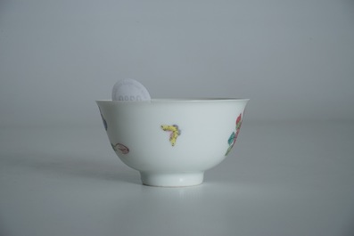 Une tasse et soucoupe en porcelaine de Chine famille rose, Yongzheng