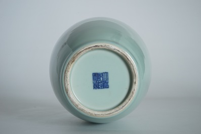 Een Chinese monochrome celadon vaas, Qianlong merk, 19/20e eeuw