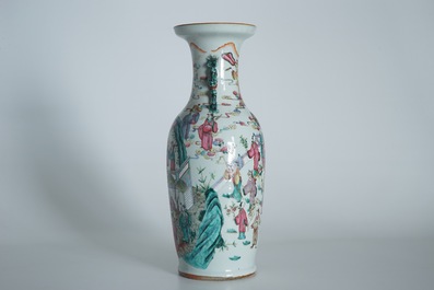 A tall Chinese famille rose vase with a fine circular design, 19th C.