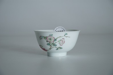 Une tasse et soucoupe en porcelaine de Chine famille rose, Yongzheng