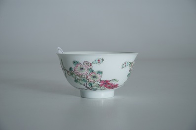 Une tasse et soucoupe en porcelaine de Chine famille rose, Yongzheng