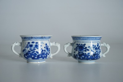 Twee Chinese blauwwitte wierookbranders met floraal decor, Kangxi