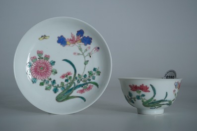 Une tasse et soucoupe en porcelaine de Chine famille rose, Yongzheng