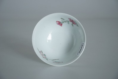 Une tasse et soucoupe en porcelaine de Chine famille rose, Yongzheng