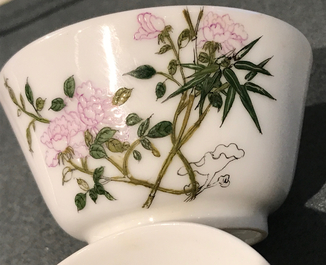 Une paire de tasses en porcelaine de Chine famille rose &agrave; d&eacute;cor floral, 19/20&egrave;me