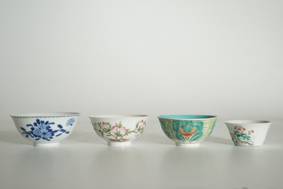 Quatre bols en porcelaine de Chine famille rose et bleu et blanc, 19/20&egrave;me