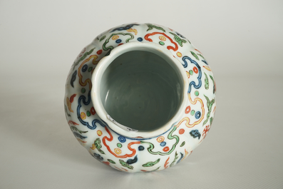 Un vase aux dragons en porcelaine de Chine, marque de Wanli, 19/20&egrave;me