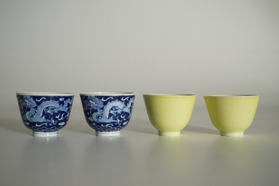 Deux paires de bols en porcelaine de Chine bleu et blanc et jaune monochrome, 19/20&egrave;me