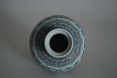 Un vase en porcelaine de Chine doucai, marque de Qianlong, 20&egrave;me