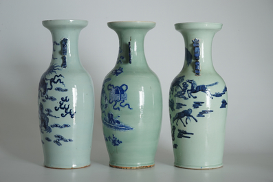 Trois grands vases en porcelaine de Chine &agrave; d&eacute;cor en bleu et blanc sur fond c&eacute;ladon, 19&egrave;me