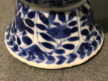 Een blauwwitte Chinese vaas met zilvermontuur, Kangxi