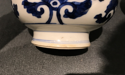 Une paire de vases de forme bouteille en porcelaine de Chine bleu et blanc, Kangxi