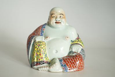 A Chinese famille rose model of Buddha, marked Wan Tong Shun Zao, Republic, 20th C.