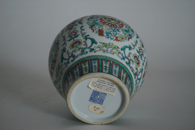 Een Chinese doucai vaas, Qianlong merk, 20e eeuw