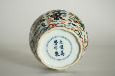 Un vase aux dragons en porcelaine de Chine, marque de Wanli, 19/20&egrave;me