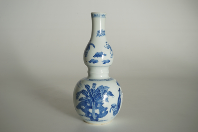 Een Chinese blauwwitte dubbele gourde vaas, Kangxi