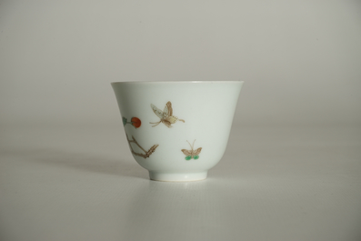 Une tasse en porcelaine de Chine famille verte aux branches de goji, marque de Kangxi, 19/20&egrave;me