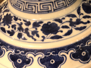 Un vase de forme bouteille en porcelaine de Chine bleu et blanc, marque de Guangxu, 20&egrave;me