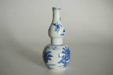 Un vase de forme double gourde en porcelaine de Chine bleu et blanc, Kangxi