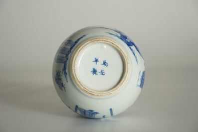 Un vase de forme double gourde en porcelaine de Chine bleu et blanc, Kangxi