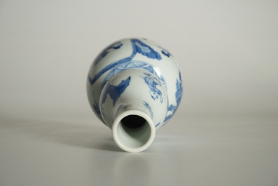 Un vase de forme double gourde en porcelaine de Chine bleu et blanc, Kangxi