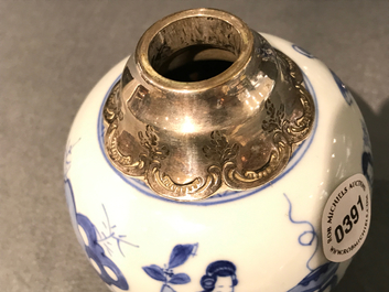 Une bo&icirc;te &agrave; th&eacute; en porcelaine de Chine bleu et blanc, mont&eacute; en argent, Kangxi