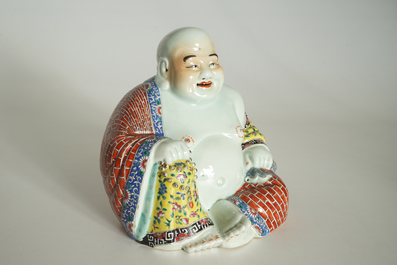 A Chinese famille rose model of Buddha, marked Wan Tong Shun Zao, Republic, 20th C.