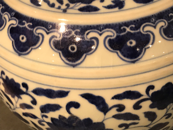 Un vase de forme bouteille en porcelaine de Chine bleu et blanc, marque de Guangxu, 20&egrave;me