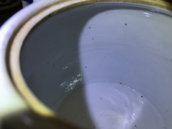 Een Chinese blauwwitte theepot met decor van kostbaarheden, Kangxi