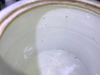 Een Chinese blauwwitte theepot met decor van kostbaarheden, Kangxi